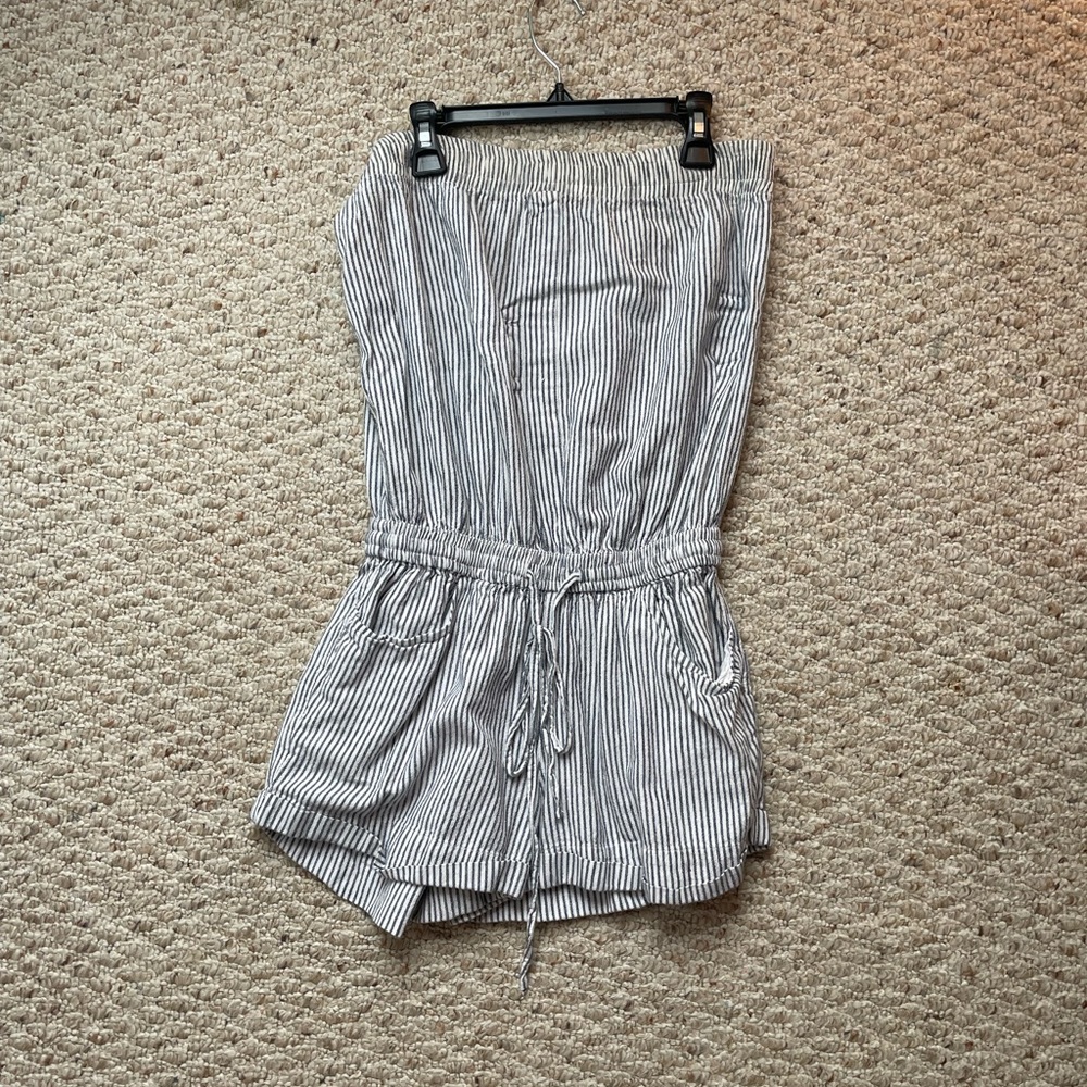 Strapless women’s romper. Blue and white stripes, with pockets.